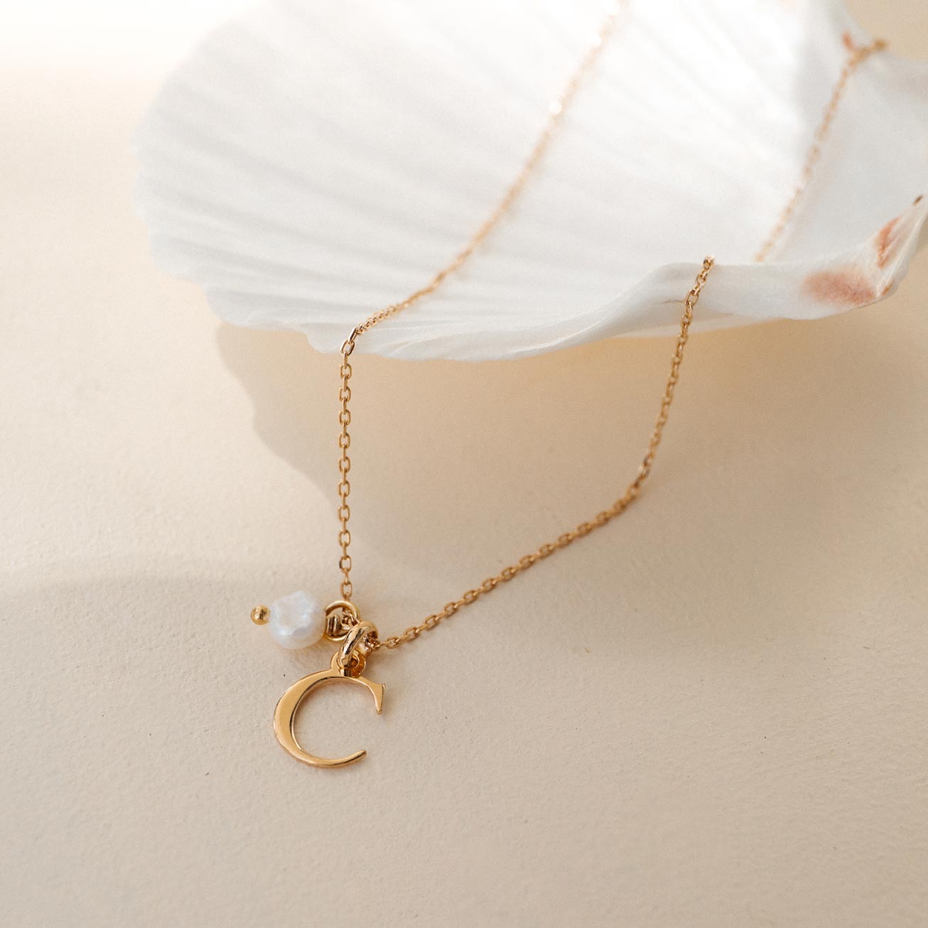 Collier lettre perle
